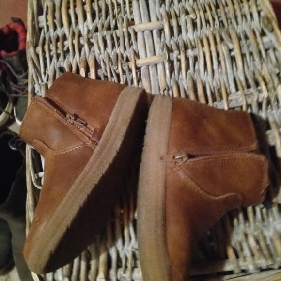 Young toddler boys zip up Boots 🥾 - Picture 3 of 4